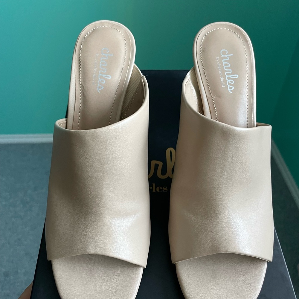 NEW Charles David Cream Block Heel Sandals